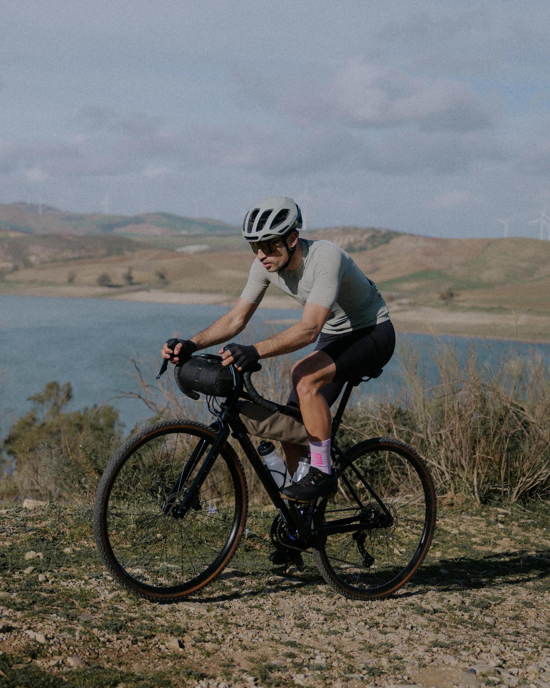 Mann fährt ein Rennrad mit Cantilever-Bremsbelägen