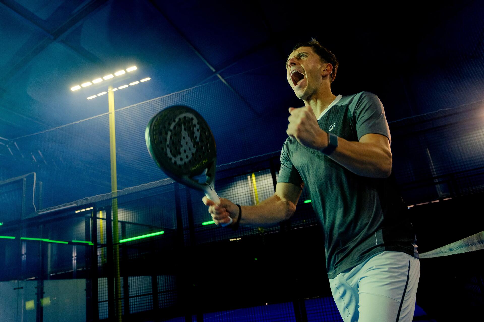 Man die juicht na het winnen van een punt met padel