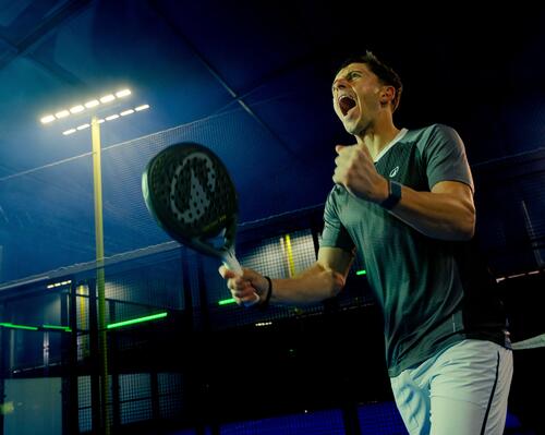 Man die juicht na het winnen van een punt met padel