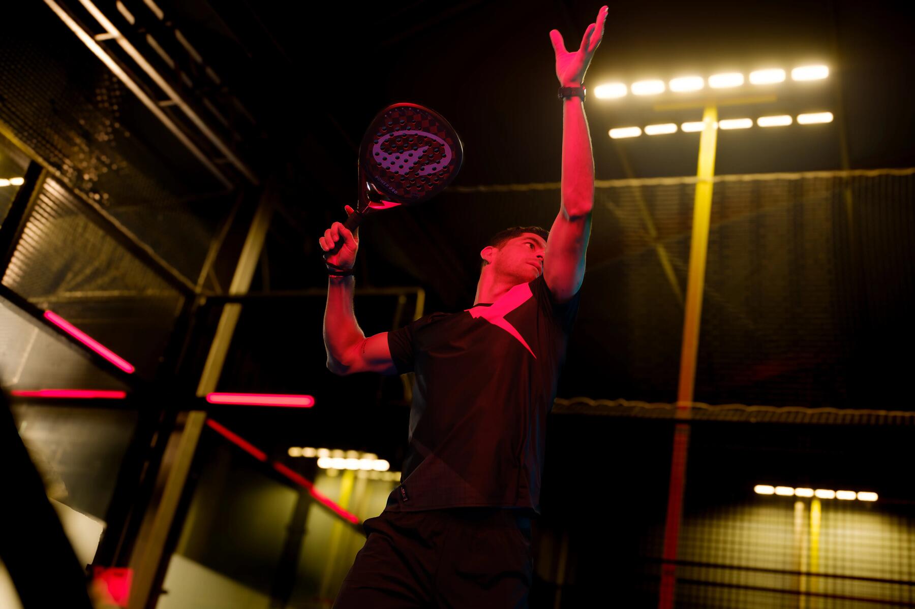 Man die een padel smash slaat