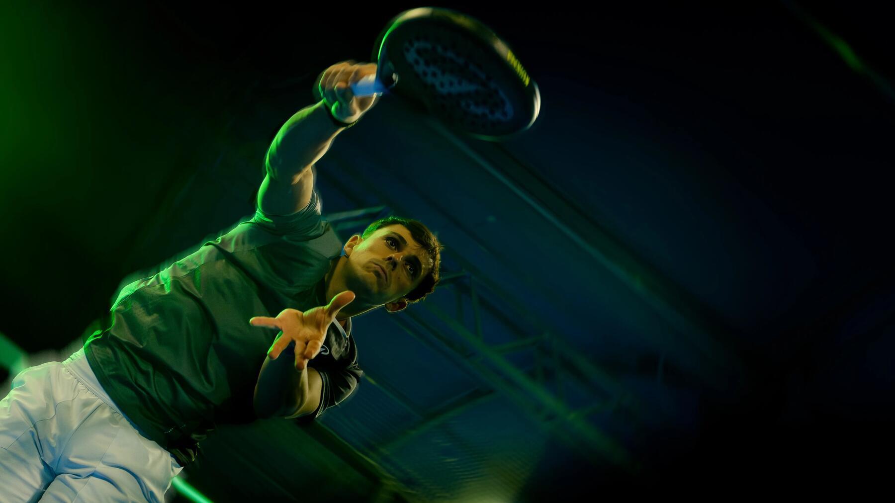 Man die een padel smash slaat