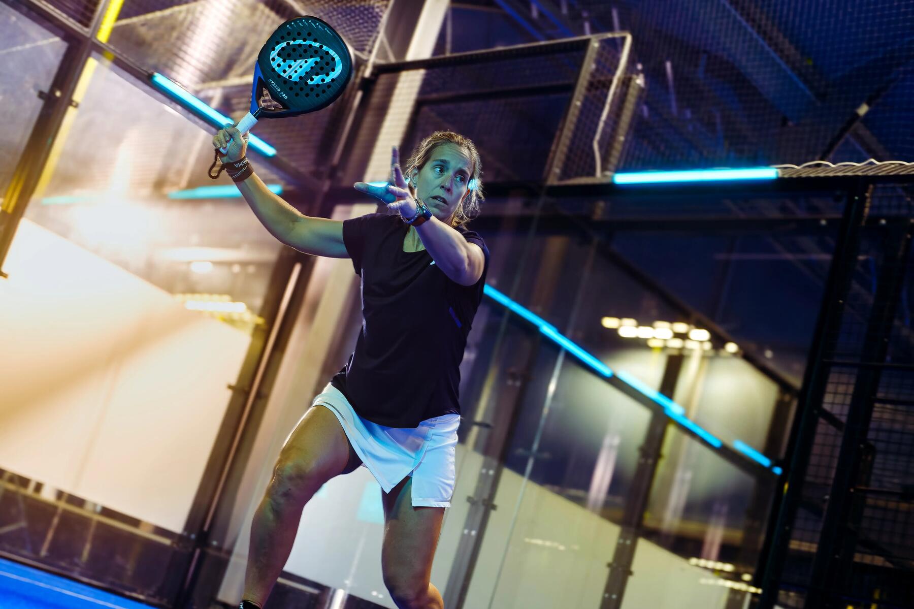 Vrouw die een padel slag slaat