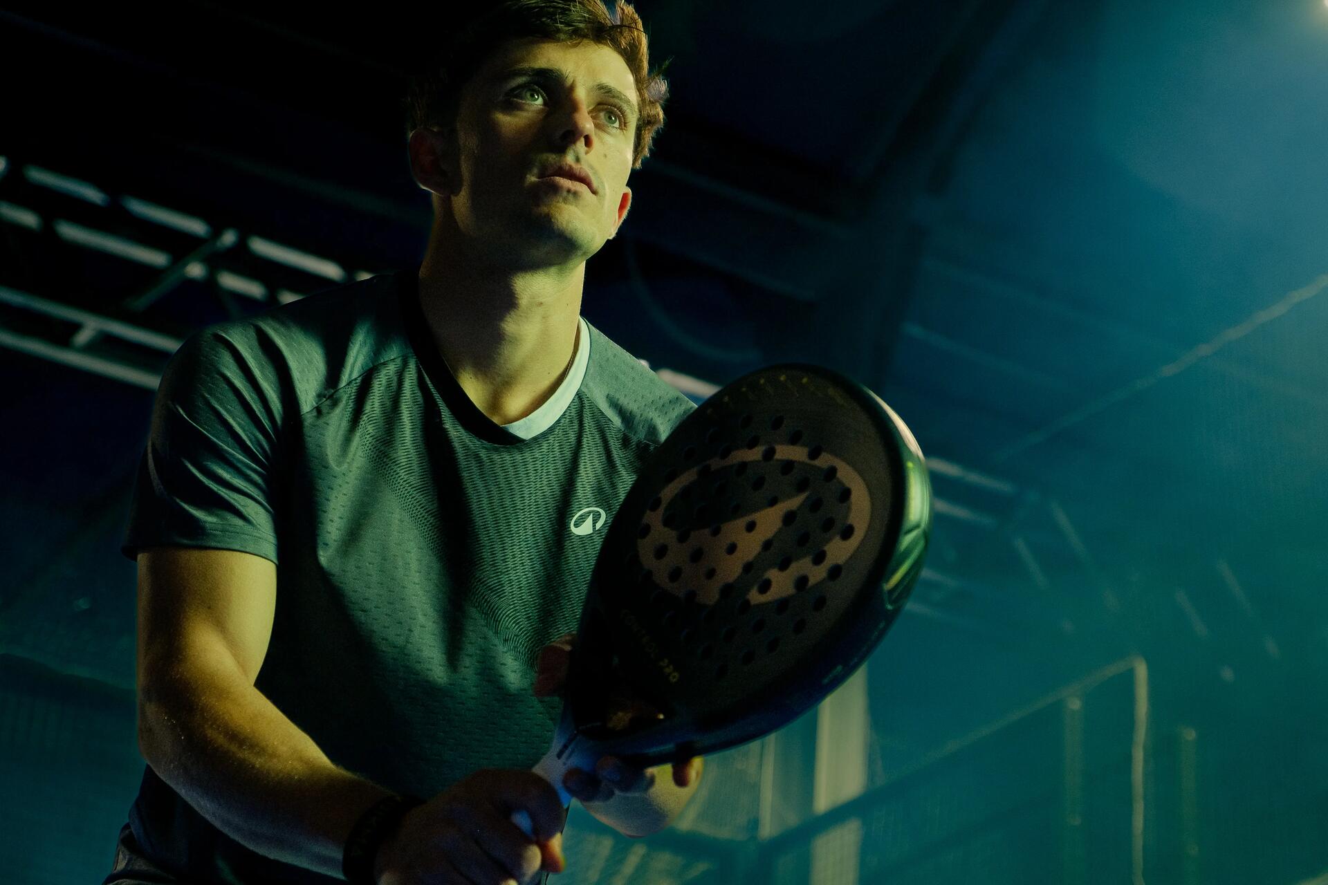 Een padelspeler in decathlon uitrusting
