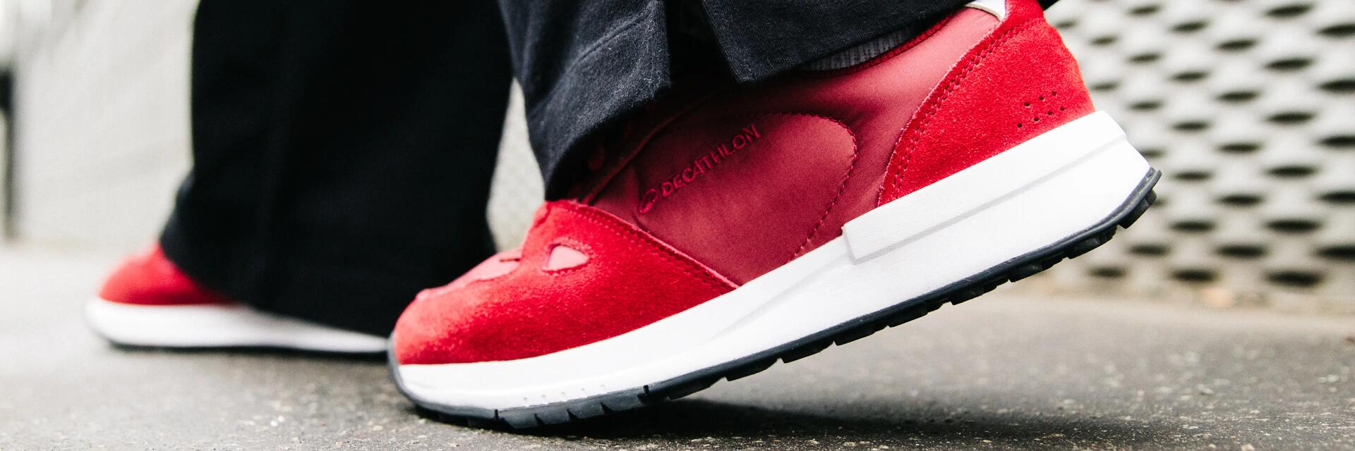 Buty na chodniku