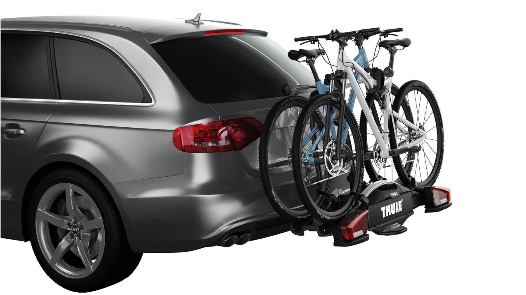 Een auto met fietsen op de trekhaak