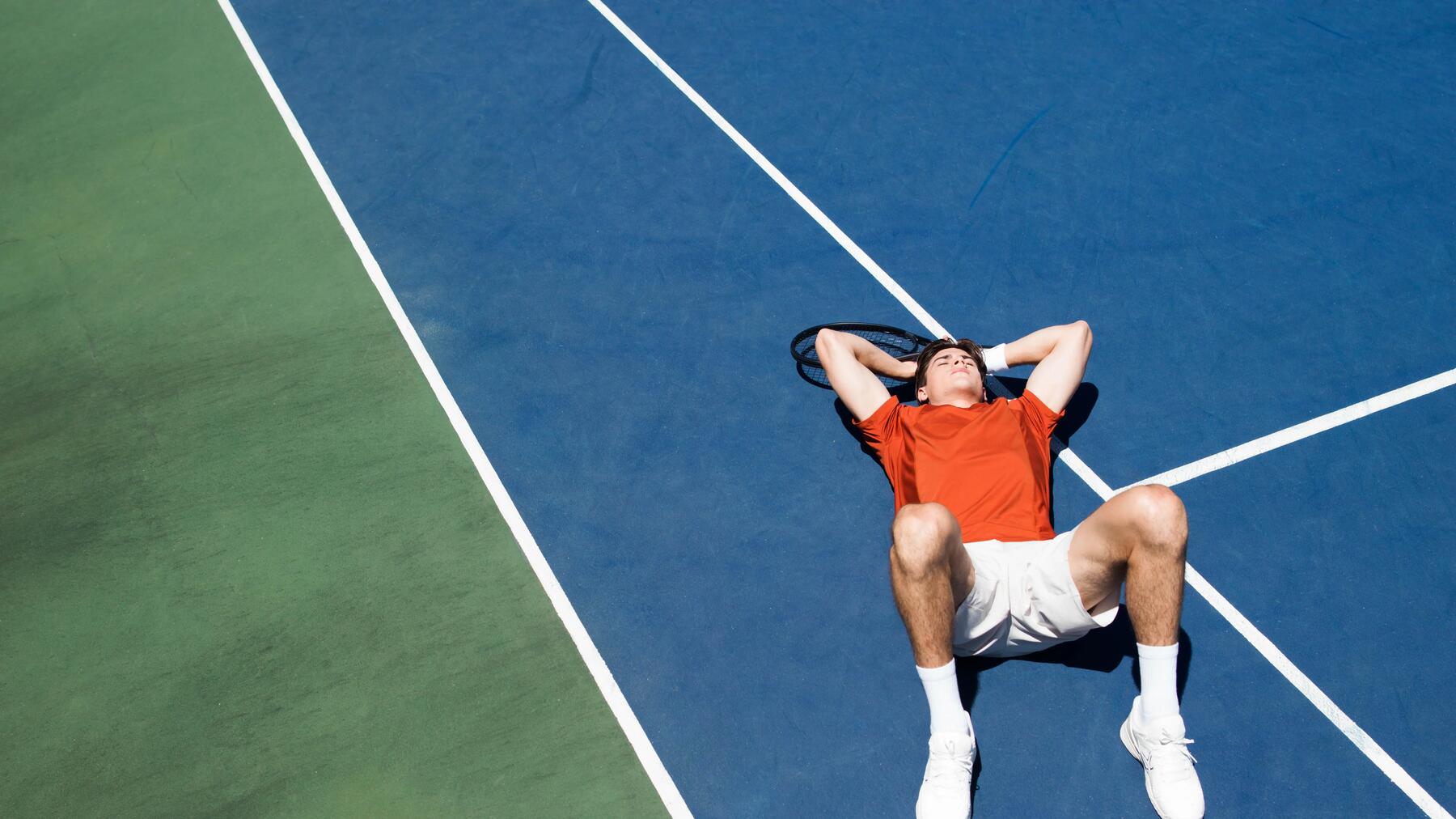 Erfahre hier Wissenswertes über die verschiedenen Tennisschuharten!