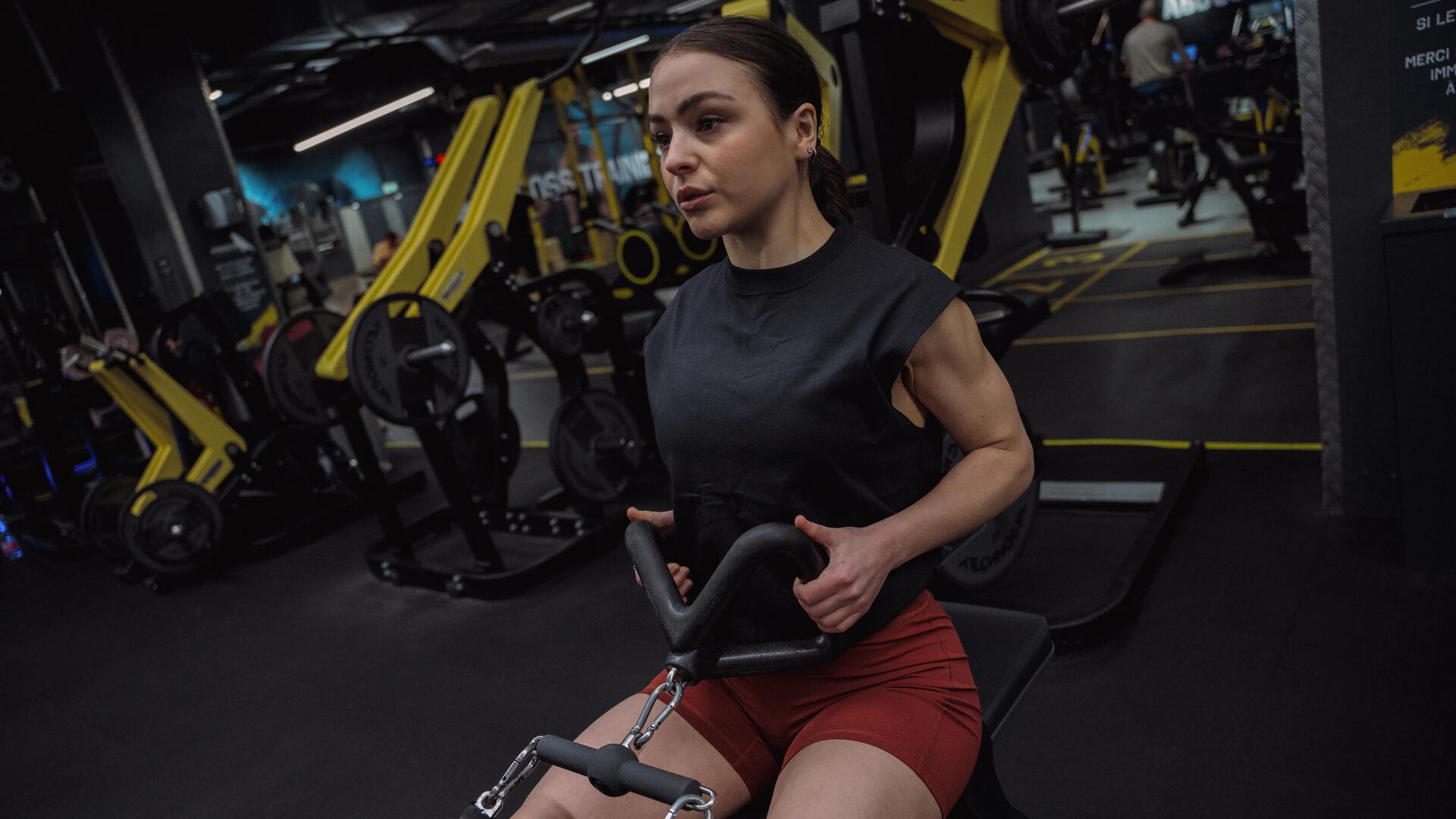 femme soulevant des poids dans une salle de sport