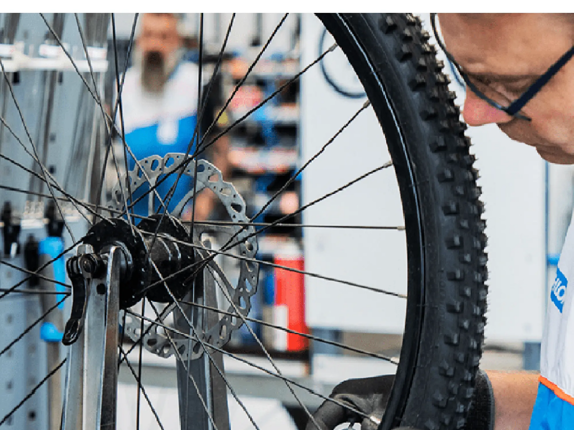 primo piano di una donna che regola i freni della bici 