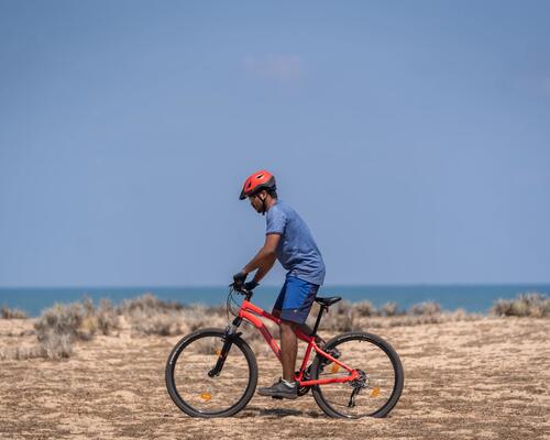 Mężczyzna jadący na rowerze nad morzem