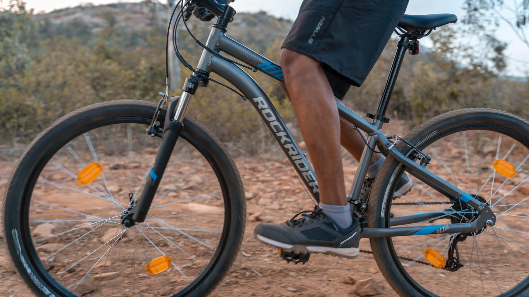 Person fährt mit Fahrradschlauch off-road