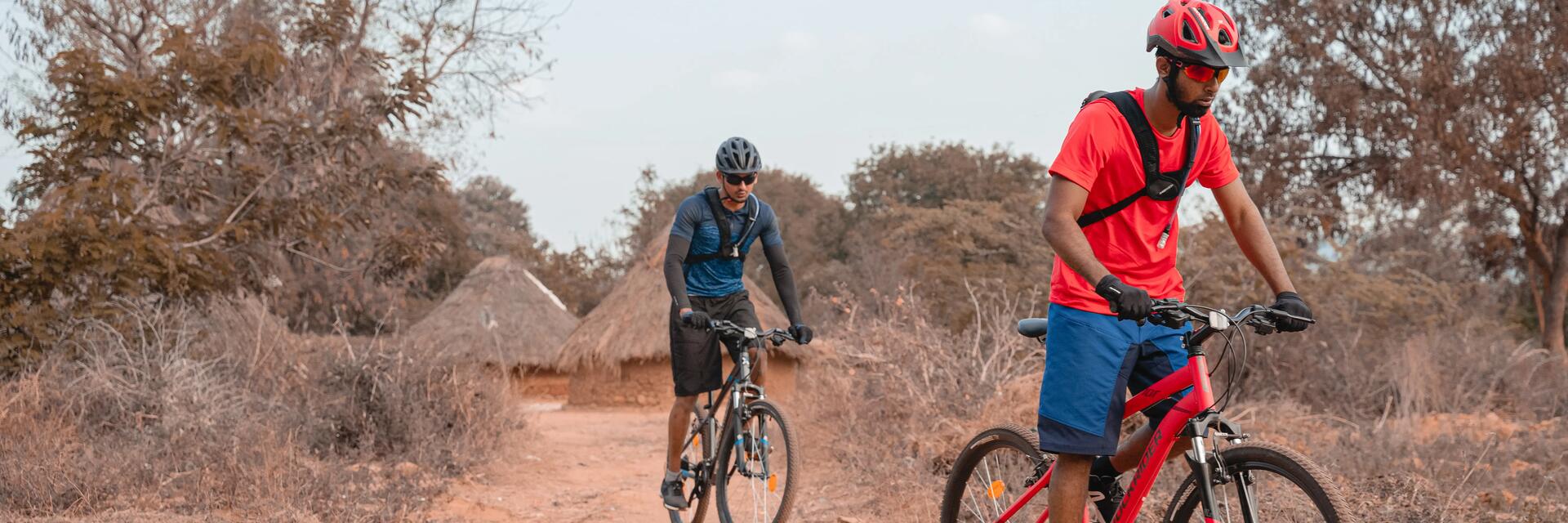 Mężczyźni jadący na rowerach MTB
