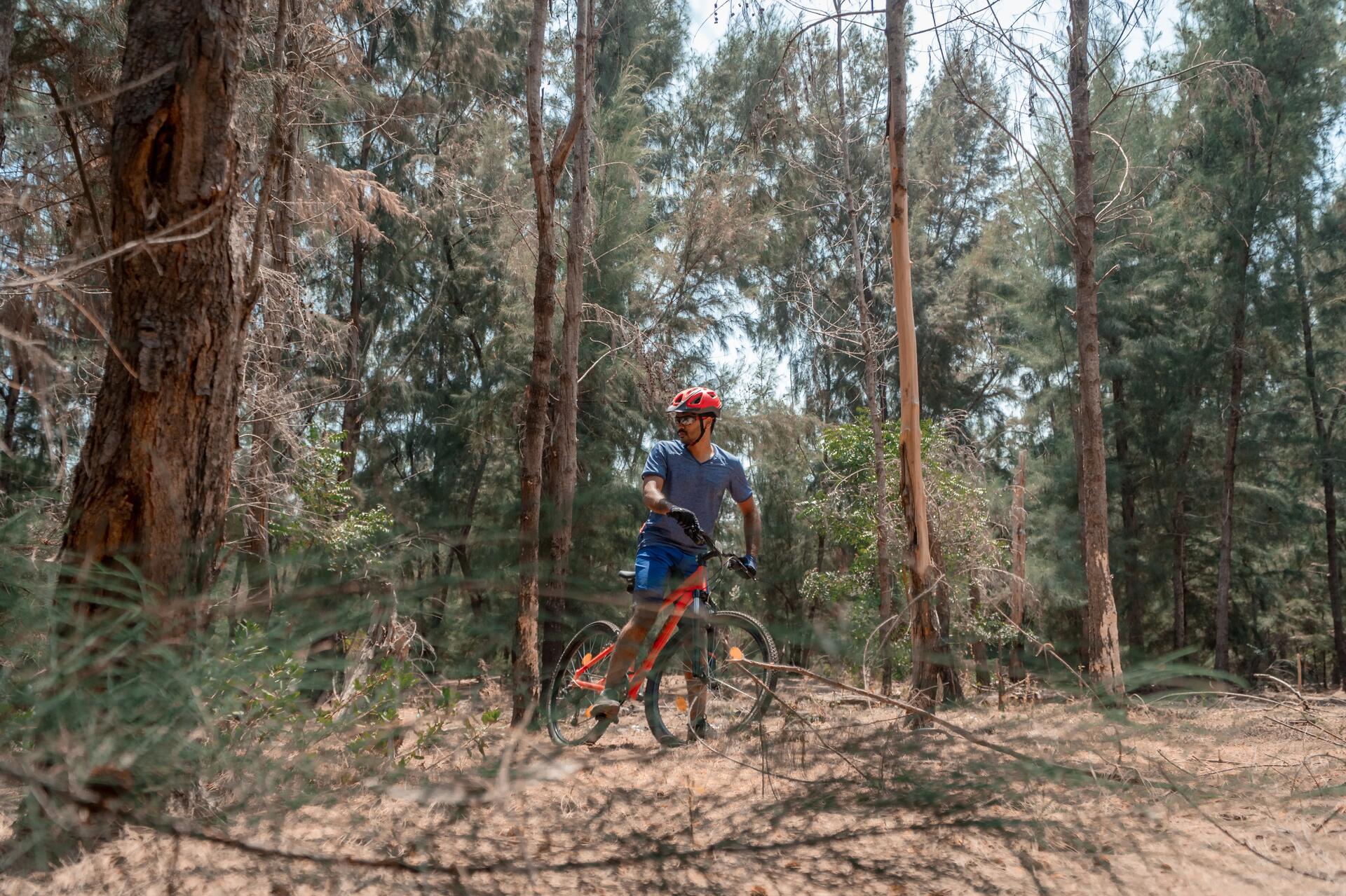 Mężczyzna jadący na rowerze nad morzerm