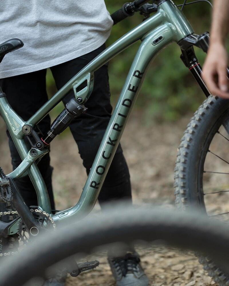 Cómo ajustar la altura del sillín de la bicicleta
