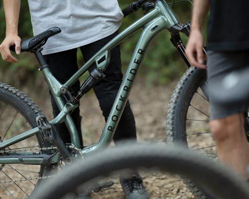 Cómo ajustar la altura del sillín en una bicicleta