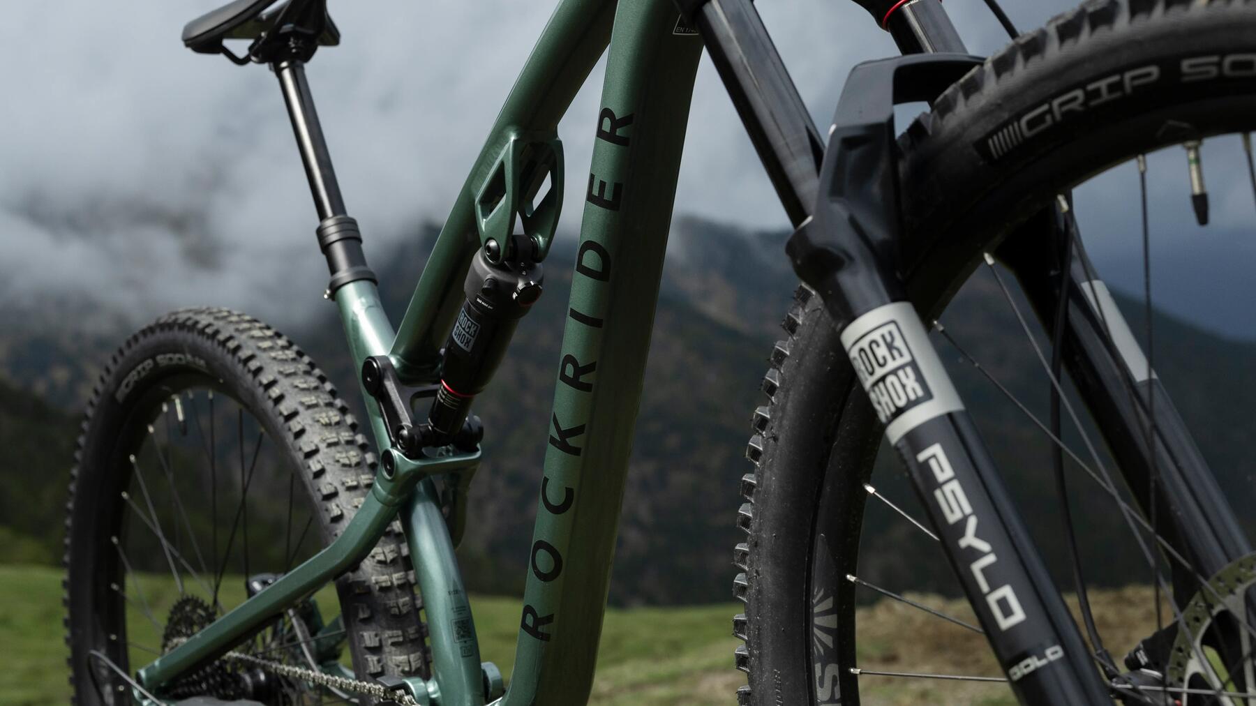 Ein Mountainbike steht am Berg