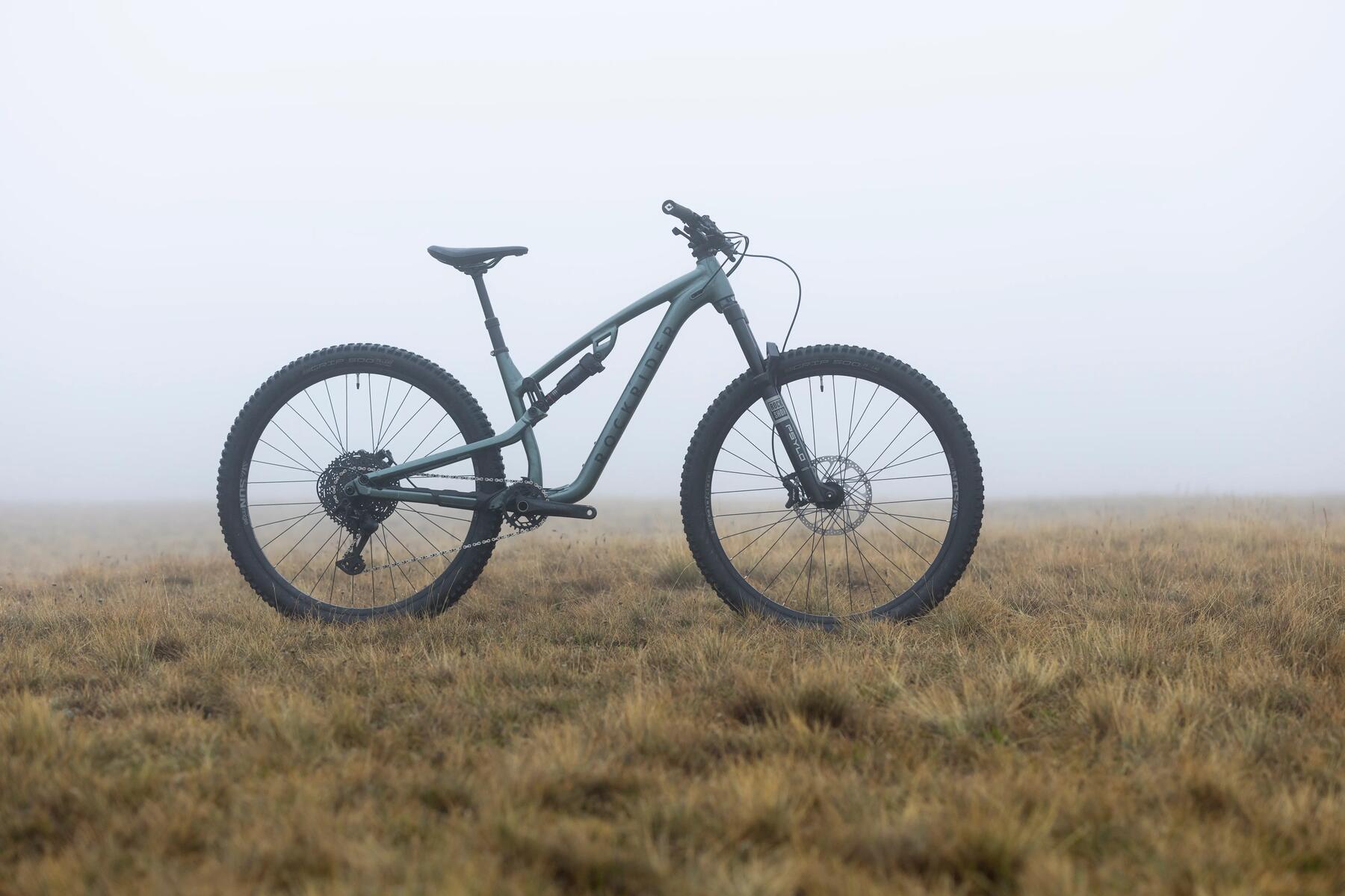 Fahrrad mit den richtigen Schläuchen steht im Nebel