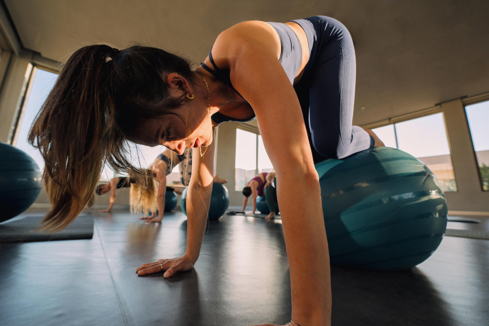 Kobiety ćwiczące pilates z piłkami