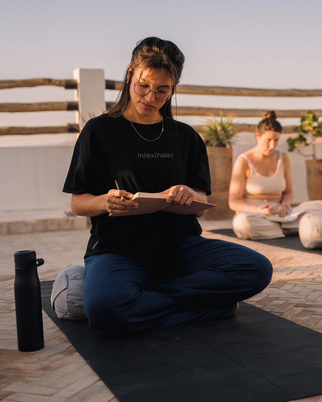 Eine Frau macht Yoga.