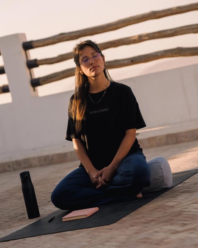 Eine Frau macht Yoga.