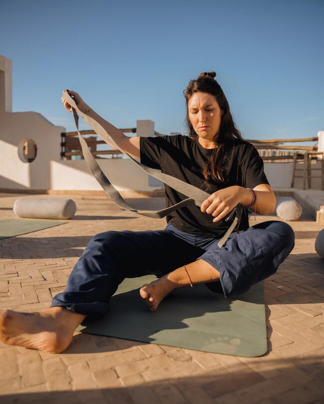 Eine Frau macht Yoga.