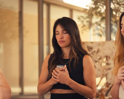 femme en train de méditer