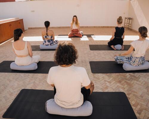 Femme en pleine séance de méditation
