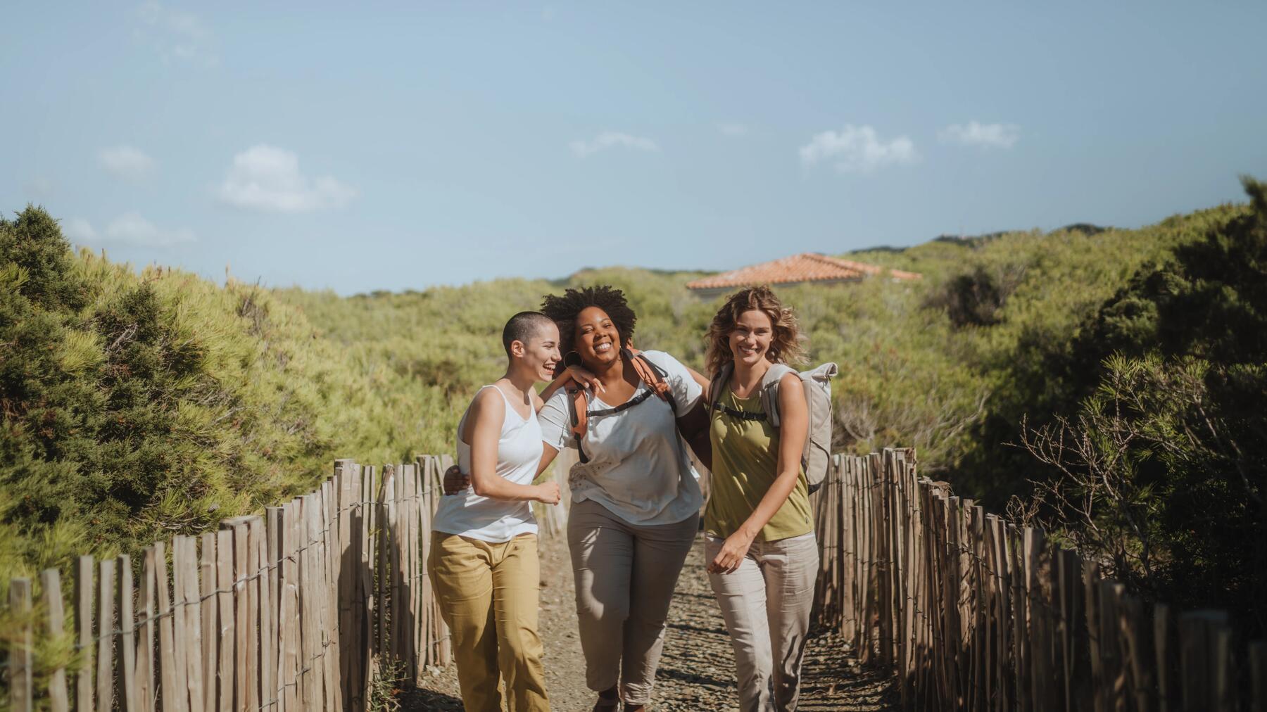 drie vriendinnen die wandelen in de duinen