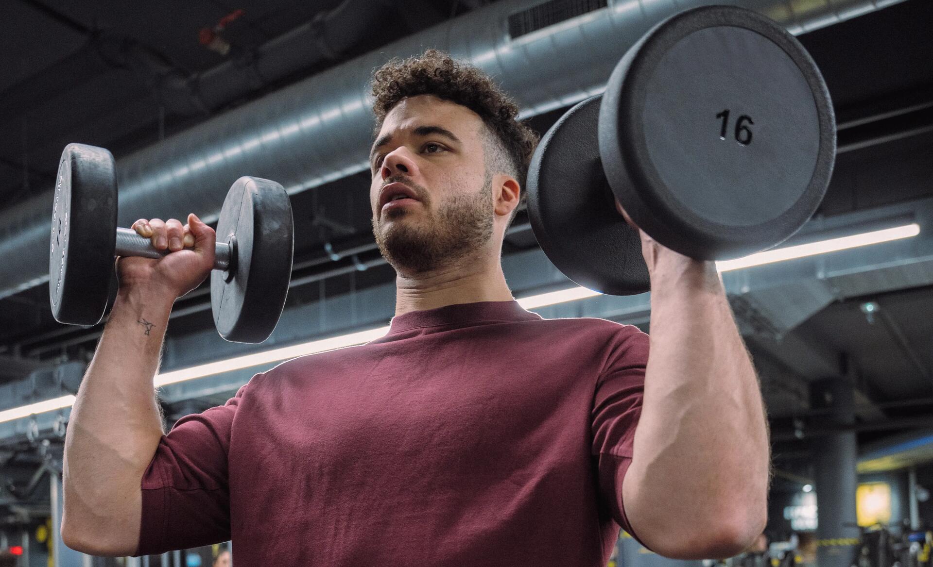 hombre haciendo pesas