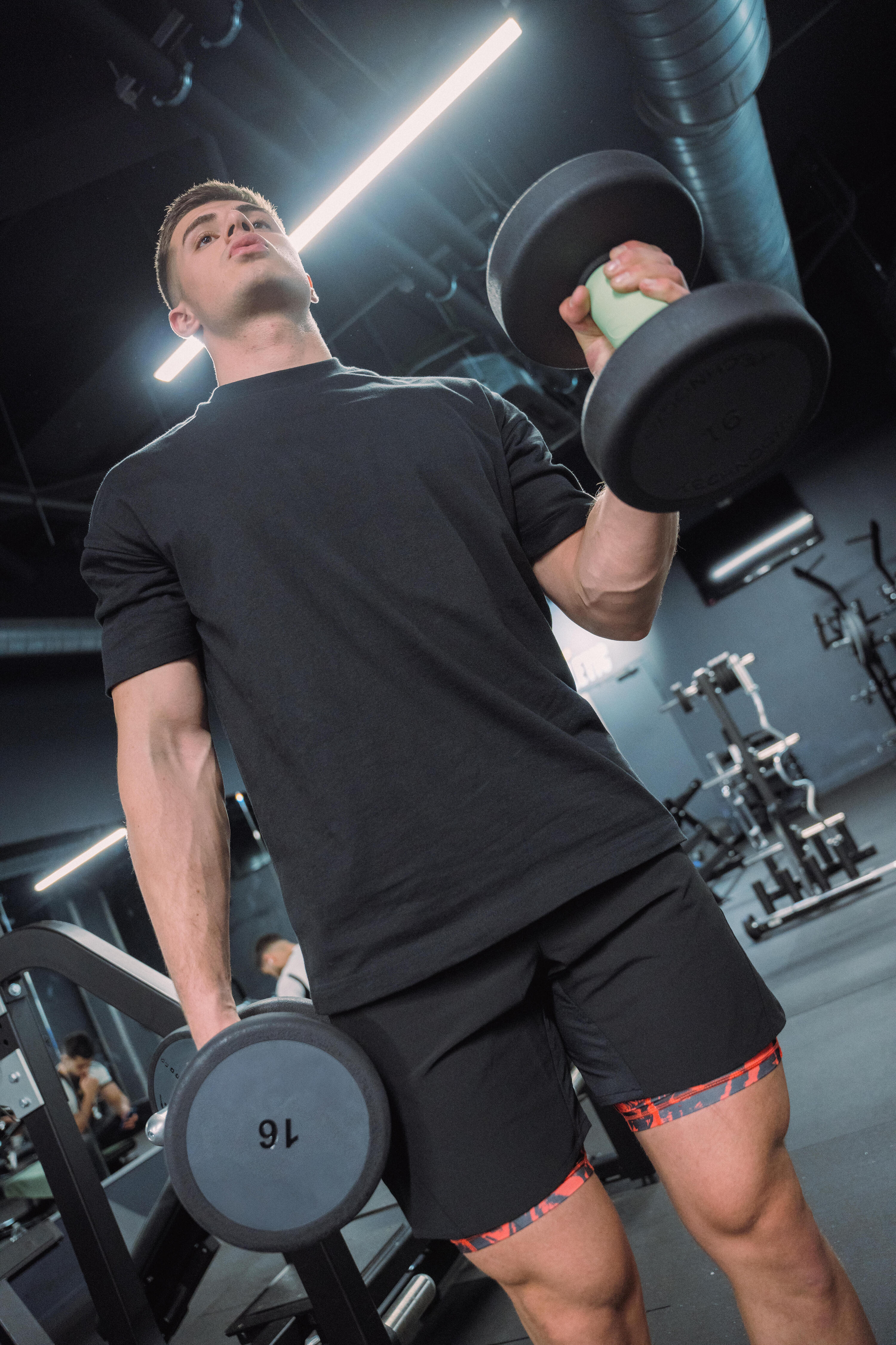 Atmungsaktive 2-in-1-Fitnessshorts für Herren mit RV-Tasche, schwarz und rot 10/14