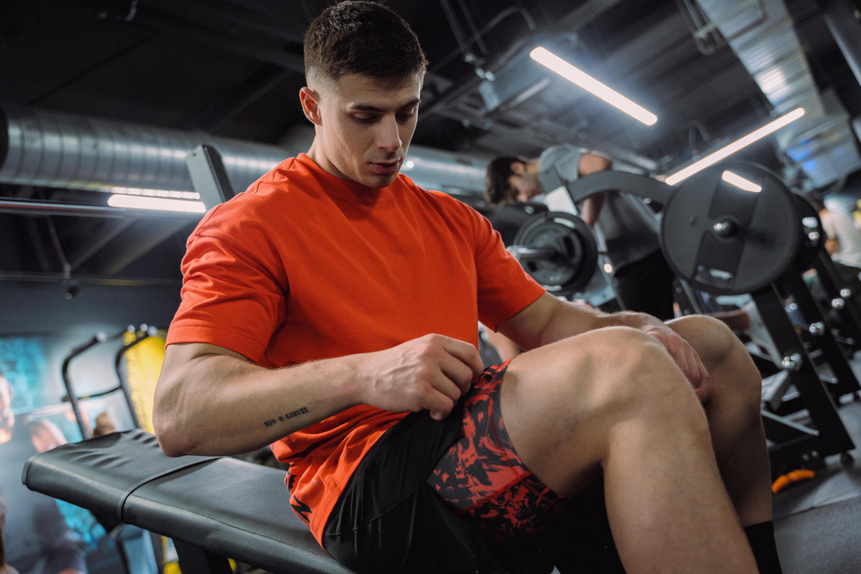 Atmungsaktive 2-in-1-Fitnessshorts für Herren mit RV-Tasche, schwarz und rot 11/14