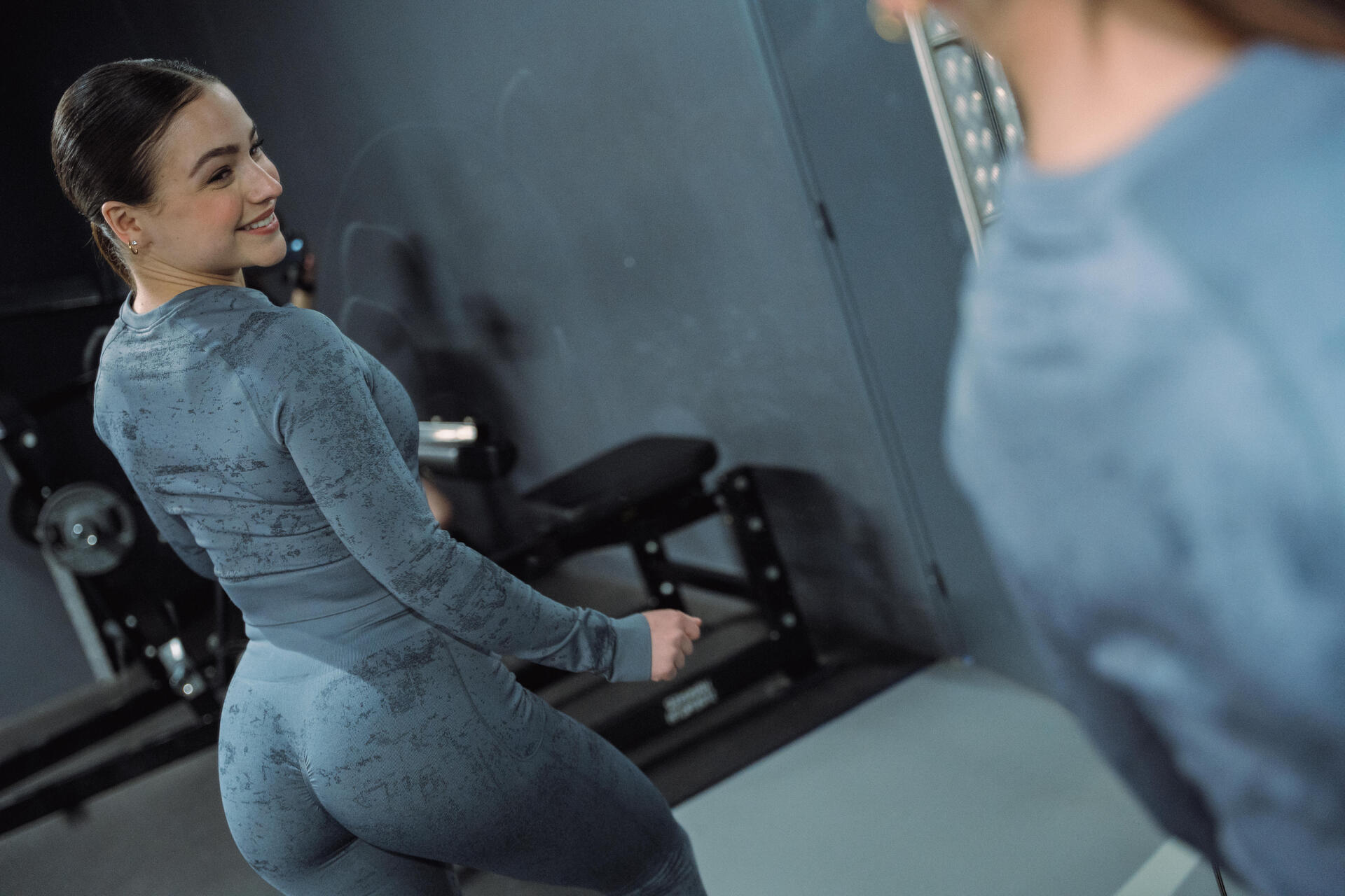 Kobieta w odzieży fitness zastanawiająca się jakie majtki pod legginsy są najlepsze