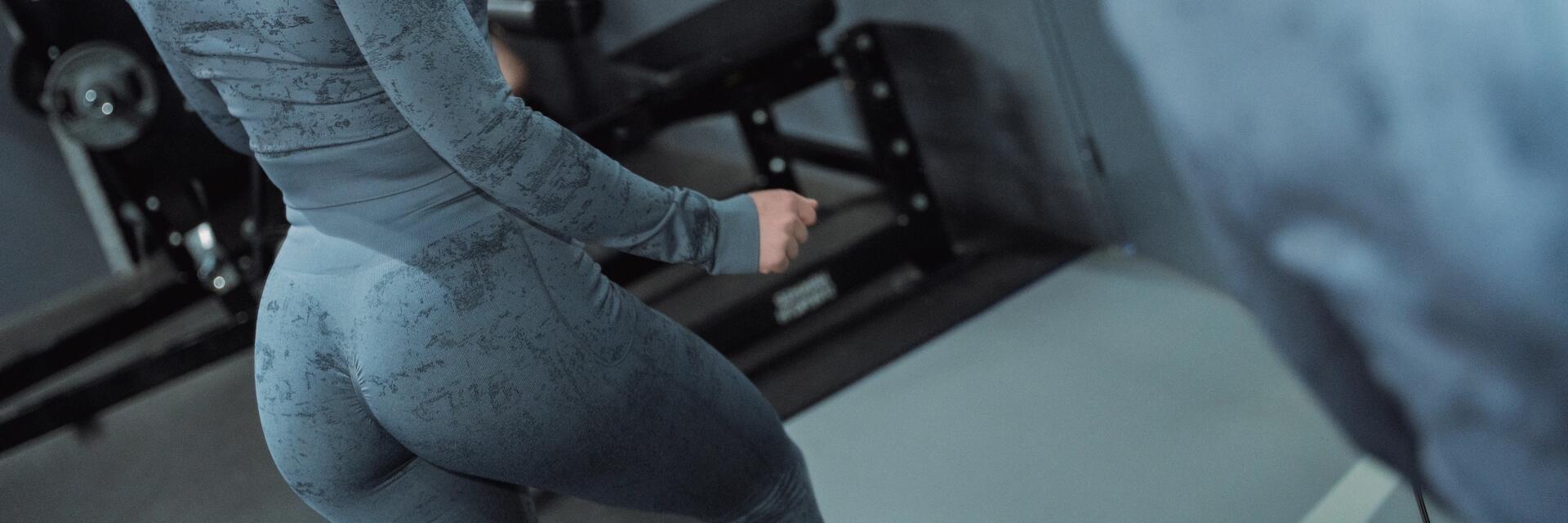 Kobieta w odzieży fitness zastanawiająca się jakie majtki pod legginsy są najlepsze