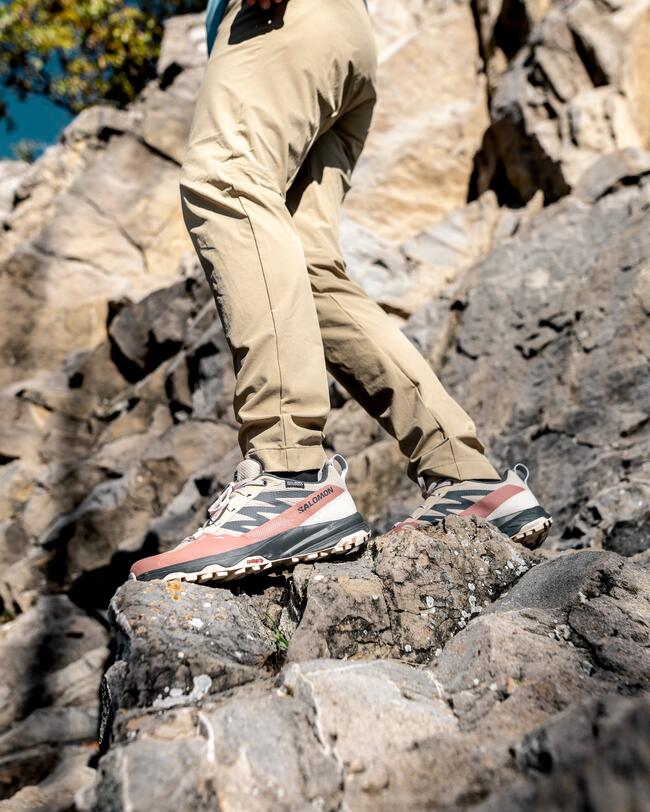 Wanderschuhe auf Felsen