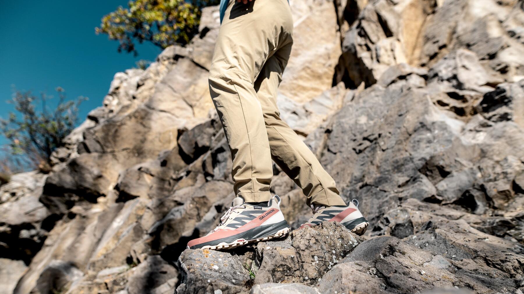 chaussures hautes femme pour la randonnée sur des terrains accidentés et difficiles