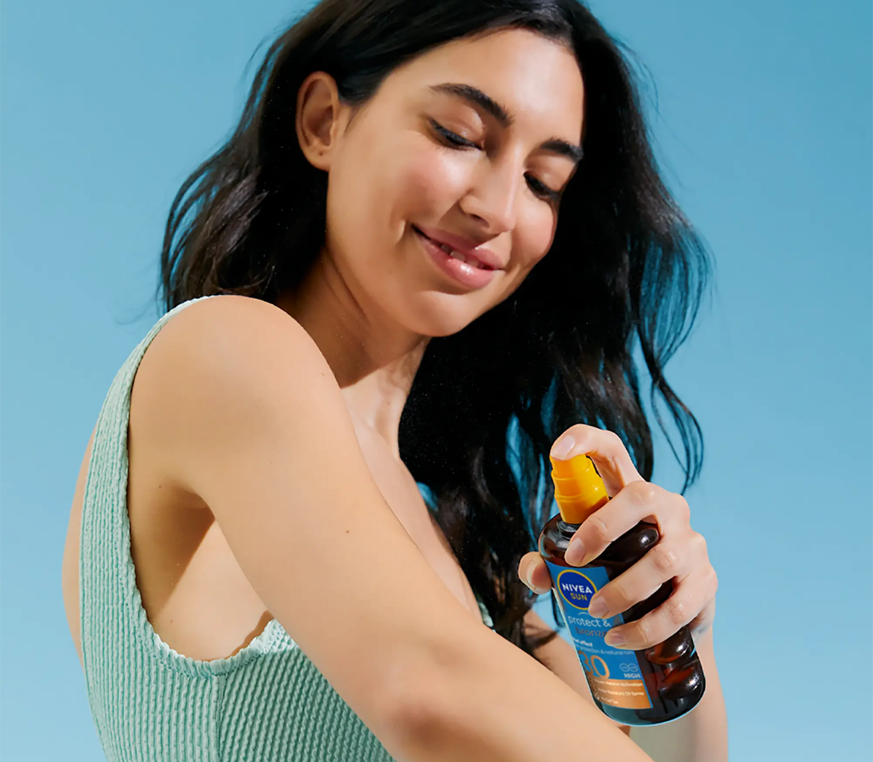 Eine Frau benutzt Sonnencreme für Wassersport
