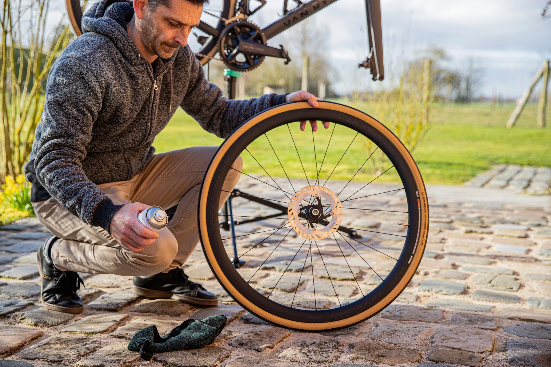 Man die zijn fietsremmen gaat afstellen