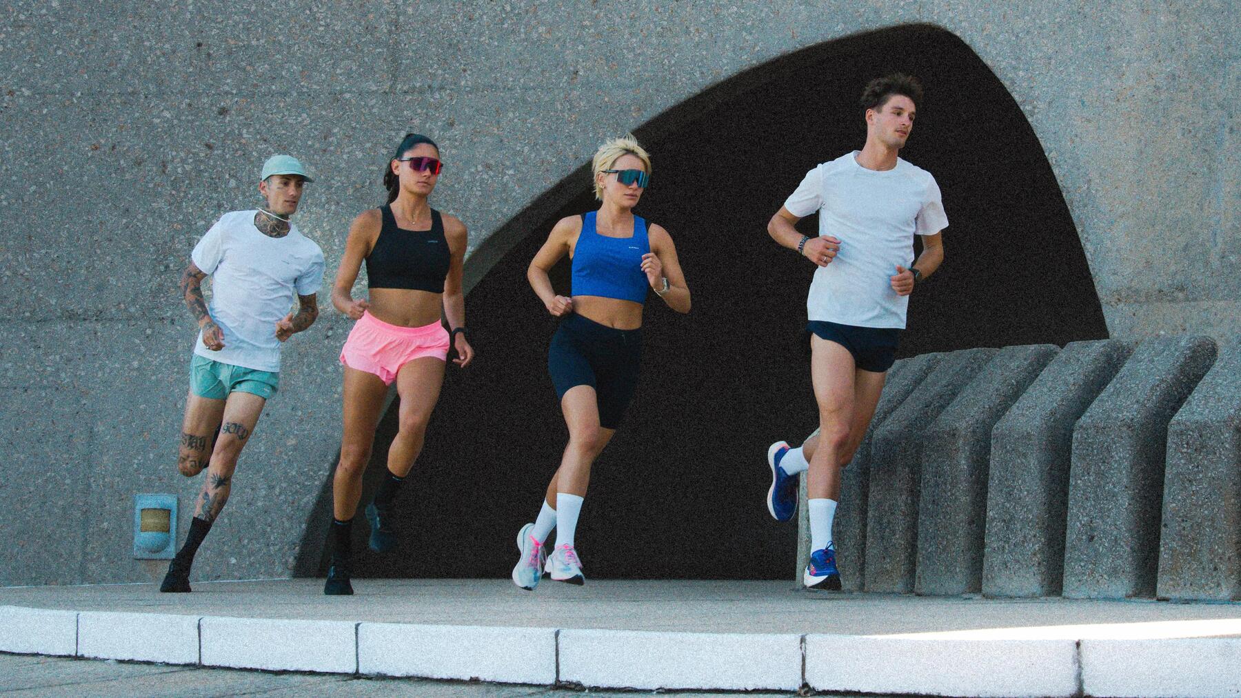 Ludzie w odzieży sportowej truchtający po chodniku