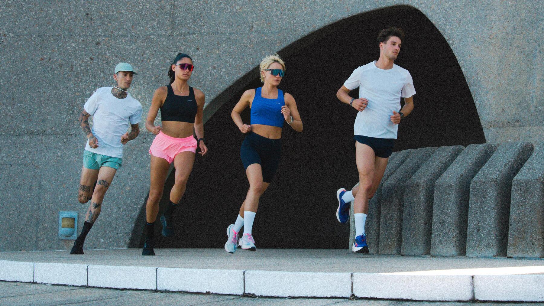 Ludzie w odzieży sportowej truchtający po chodniku