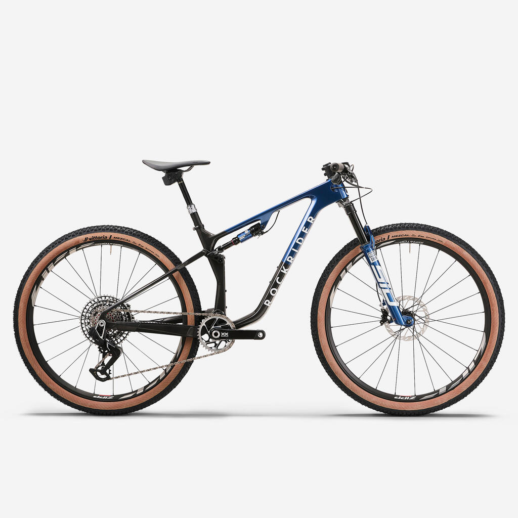Crveni brdski bicikl s punom suspenzijom i karbonskim ramom XC 940 S LTD