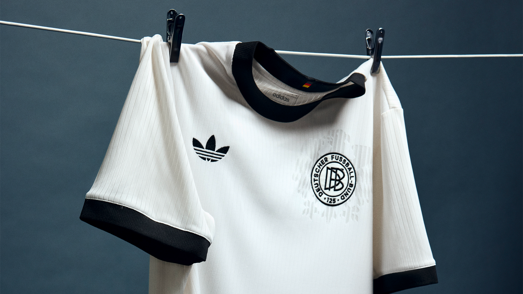 Weißes Heimtrikot des Deutschen Fußball-Bundes zum 125-jährigen Jubiläum