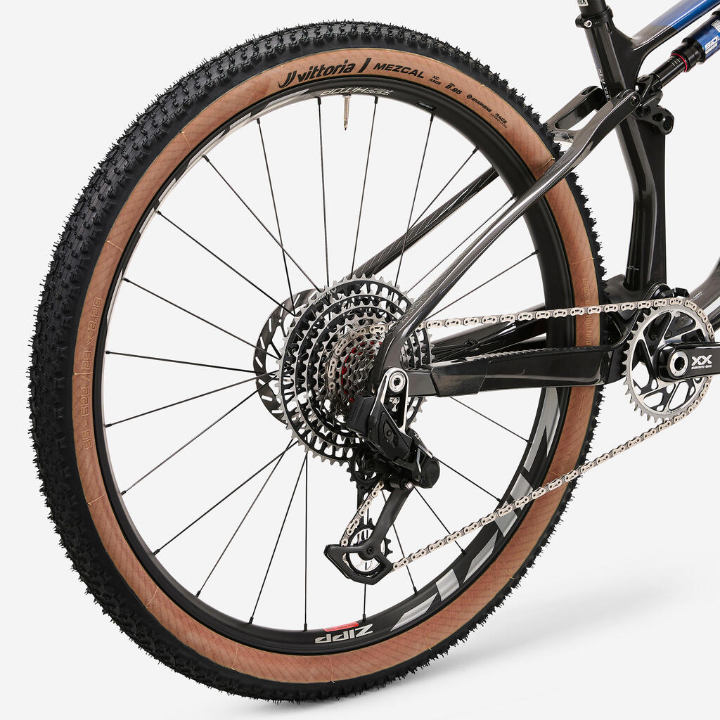 Crveni brdski bicikl s punom suspenzijom i karbonskim ramom XC 940 S LTD
