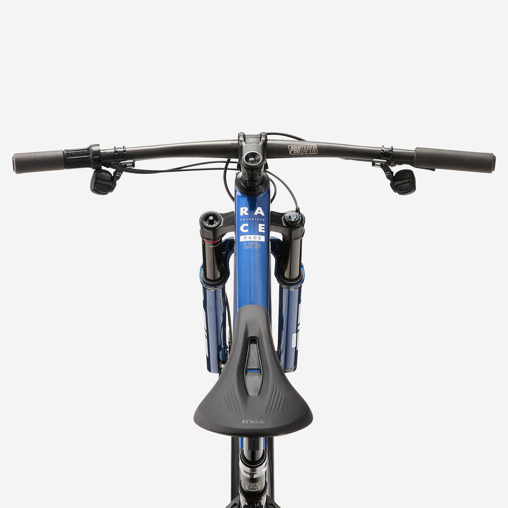 Crveni brdski bicikl s punom suspenzijom i karbonskim ramom XC 940 S LTD