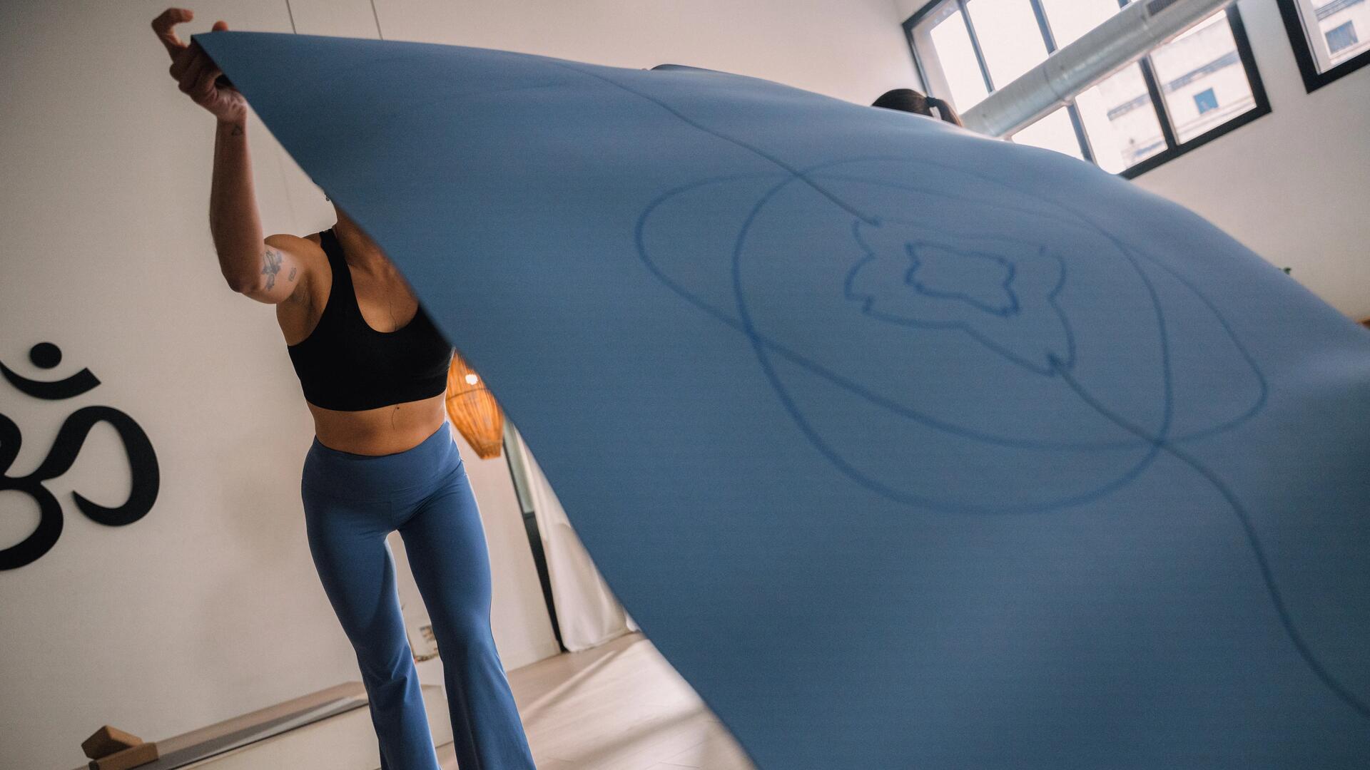 femme faisant du yoga à l'extérieur