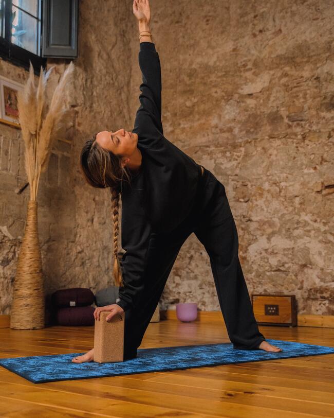 Eine Frau macht Yoga.