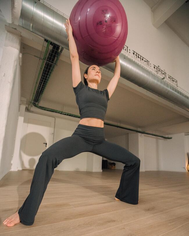 Eine Frau macht Yoga.
