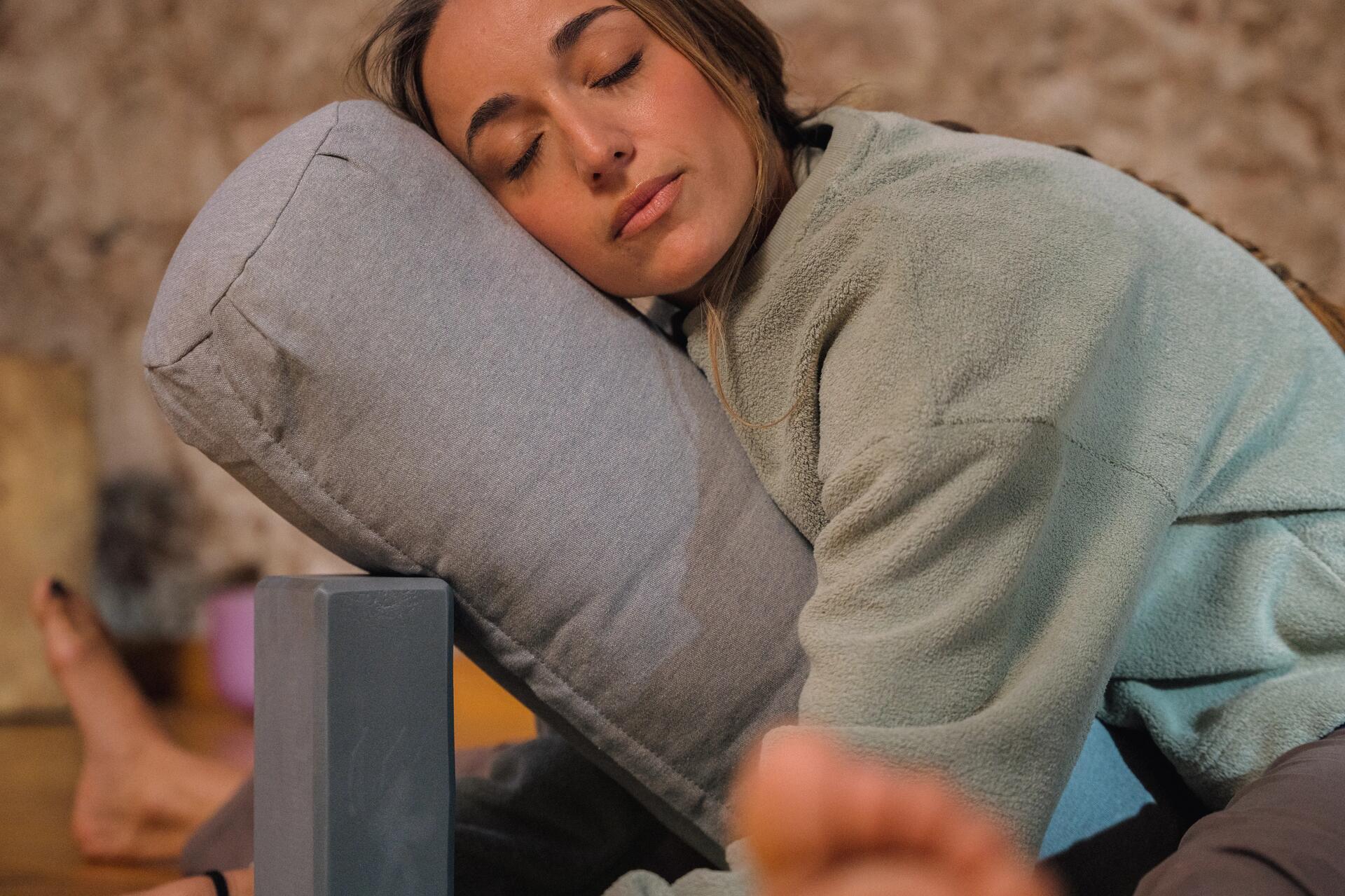 femme faisant du yoga à la maison