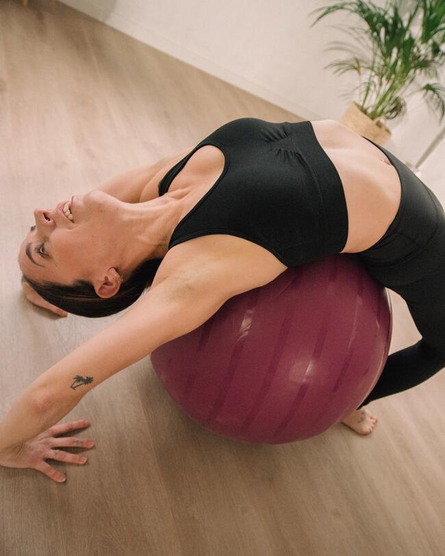Eine Frau macht Yoga.
