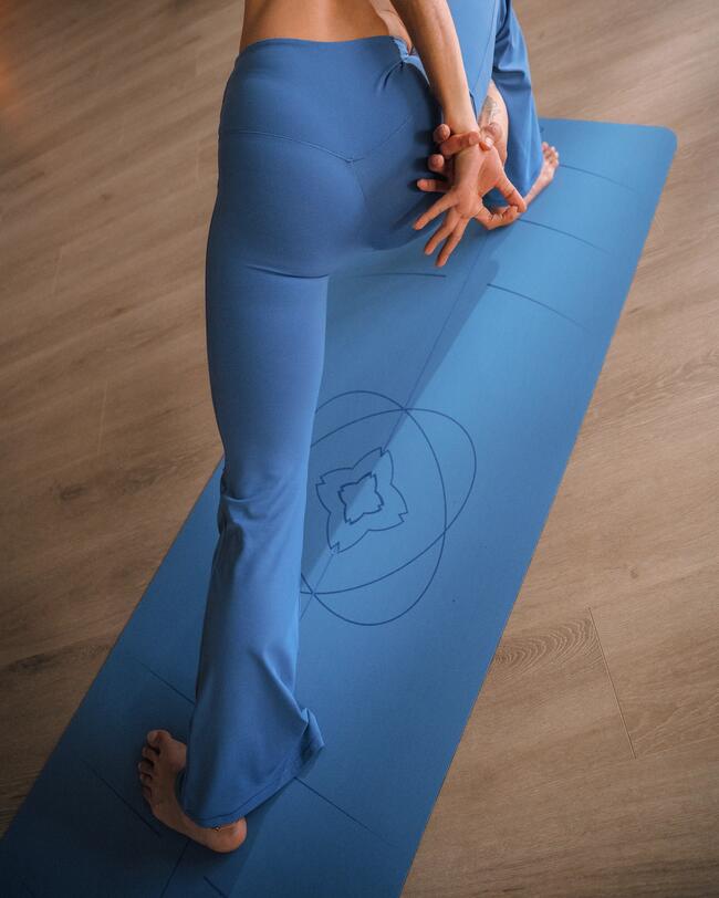 Eine Frau macht Yoga.