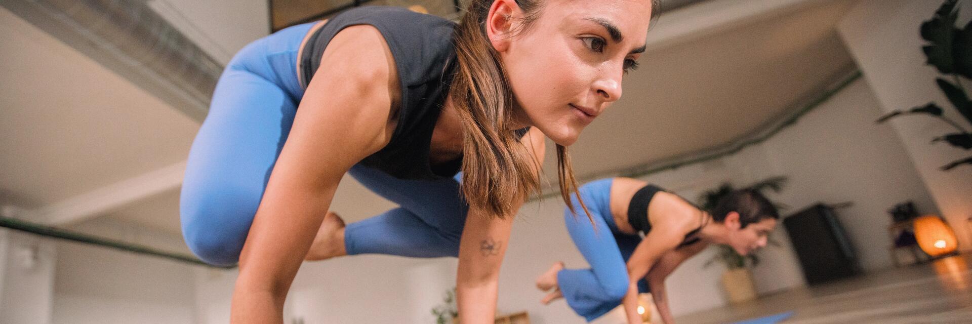 Kobiety ćwiczące pilates hot na sali