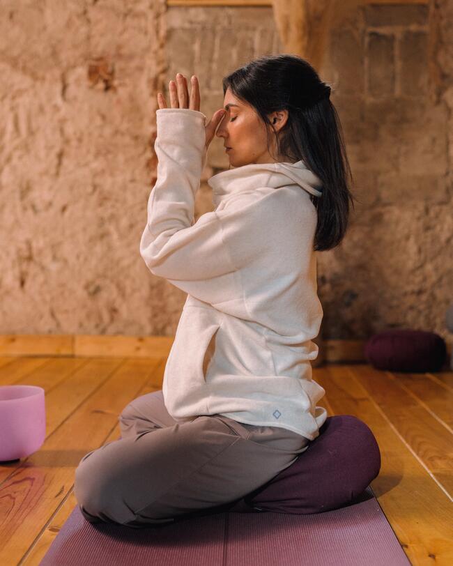 Eine Frau macht Yoga.